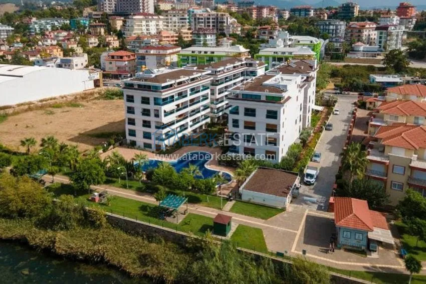 Dwupoziomowy ogród w Kestel z meblami w kompleksie nad brzegiem rzeki Dim Chay 1 