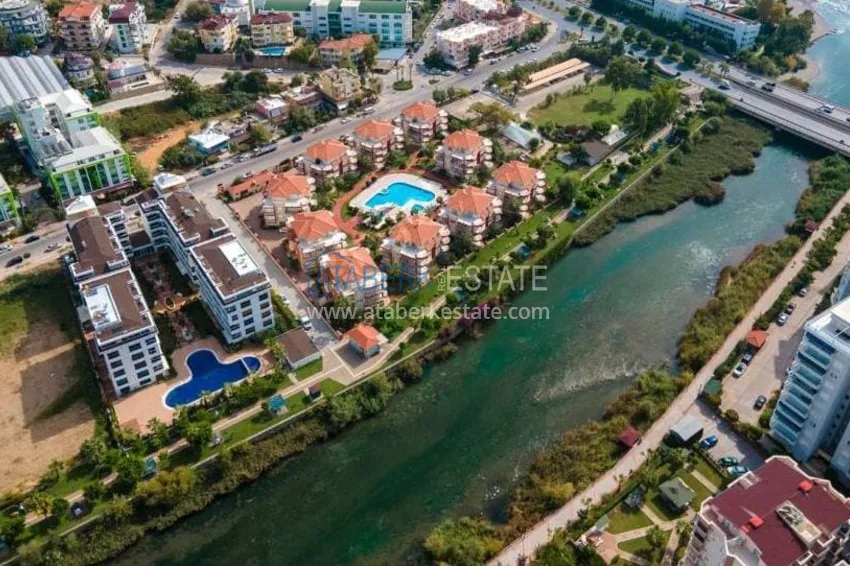 Dwupoziomowy ogród w Kestel z meblami w kompleksie nad brzegiem rzeki Dim Chay 2 