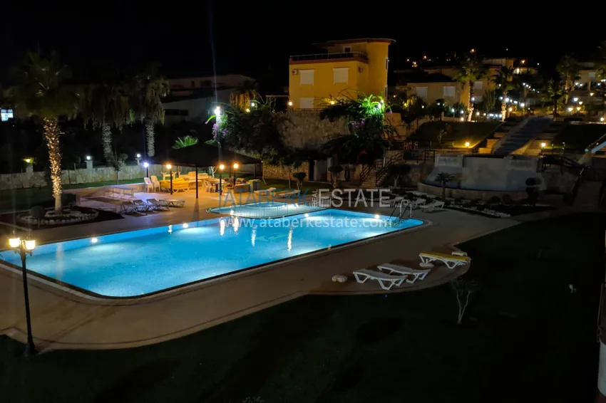 Panoramiczny apartament z dwiema sypialniami i meblami, przeszklony balkon w Mahmutlar 10 