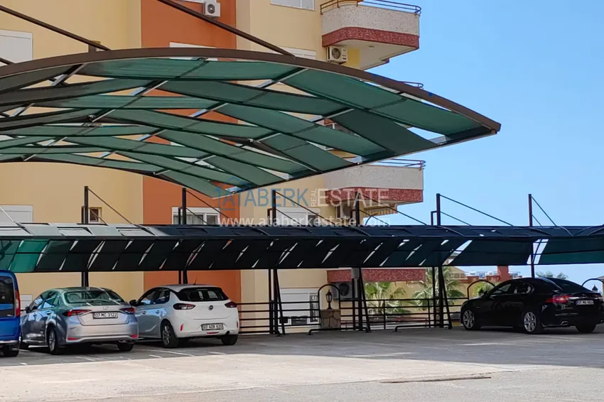 Panoramiczny apartament z dwiema sypialniami i meblami, przeszklony balkon w Mahmutlar 17 