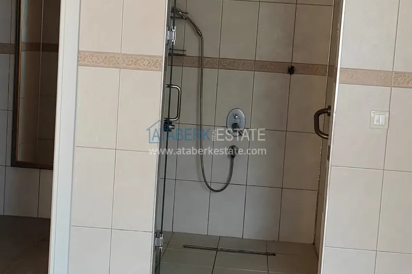 Panoramiczny apartament z dwiema sypialniami i meblami, przeszklony balkon w Mahmutlar 26 