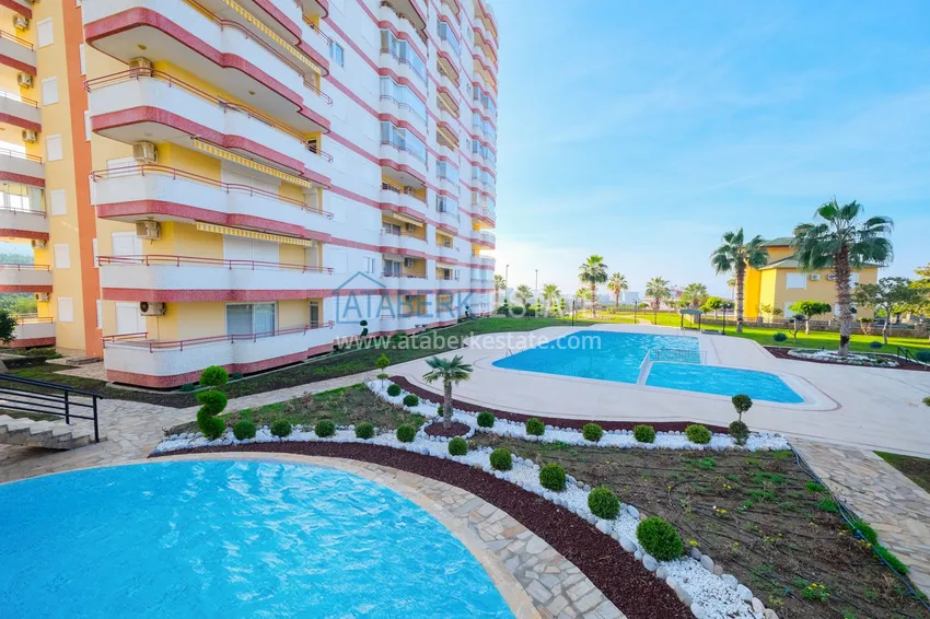 Panoramiczny apartament z dwiema sypialniami i meblami, przeszklony balkon w Mahmutlar 7 