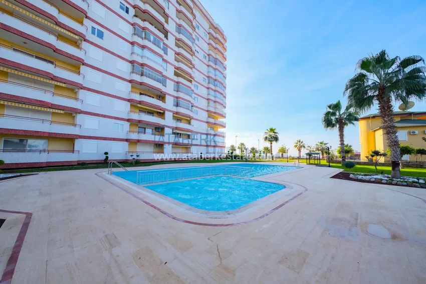 Panoramiczny apartament z dwiema sypialniami i meblami, przeszklony balkon w Mahmutlar 9 