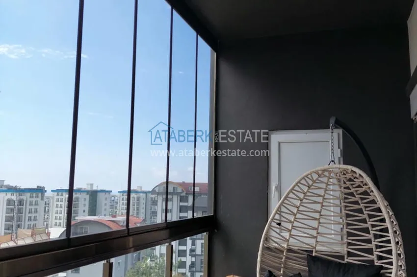 Kupuj Apartament pod klucz z 1 sypialnią i przeszklonym balkonem w Alanya w dzielnicy Avsallar. Dostępna jest rata 12