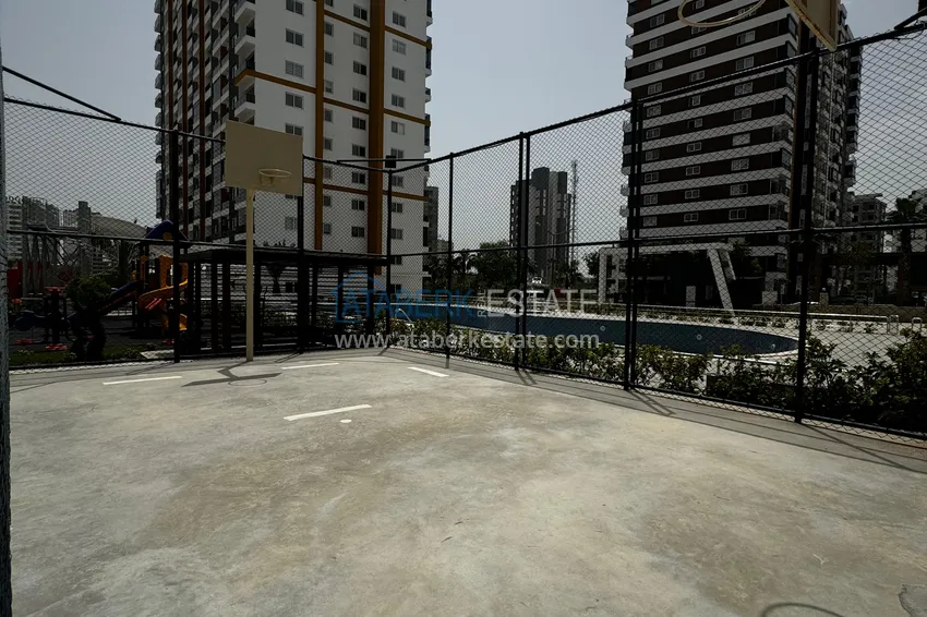 Apartament z jedną sypialnią z pięknym wykończeniem i widokiem na góry w dzielnicy Tomyuk, Mersin. Rata jest możliwa 17 