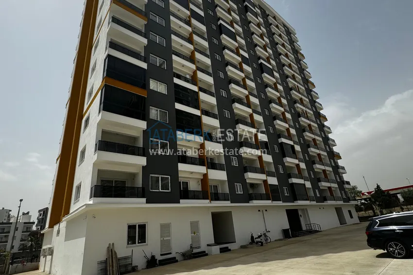 Apartament z jedną sypialnią z pięknym wykończeniem i widokiem na góry w dzielnicy Tomyuk, Mersin. Rata jest możliwa 18 