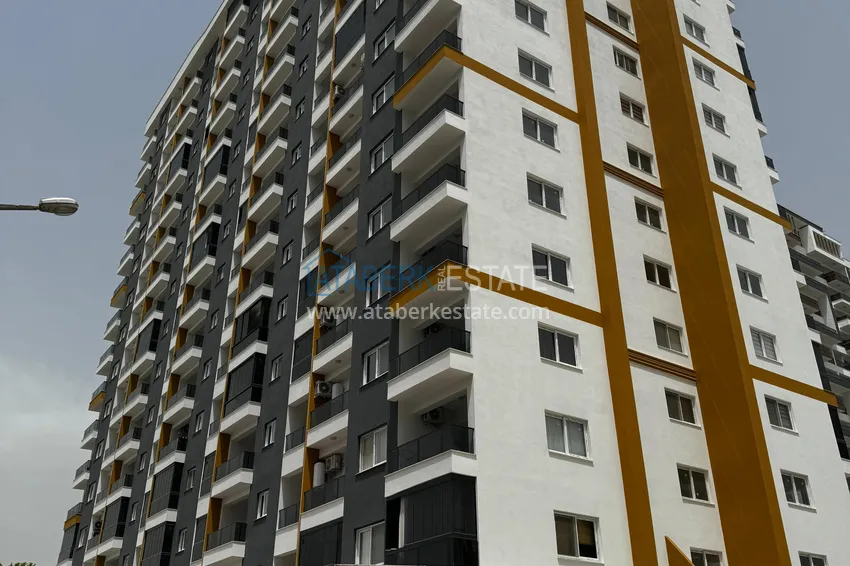 Apartament z jedną sypialnią z pięknym wykończeniem i widokiem na góry w dzielnicy Tomyuk, Mersin. Rata jest możliwa 19 
