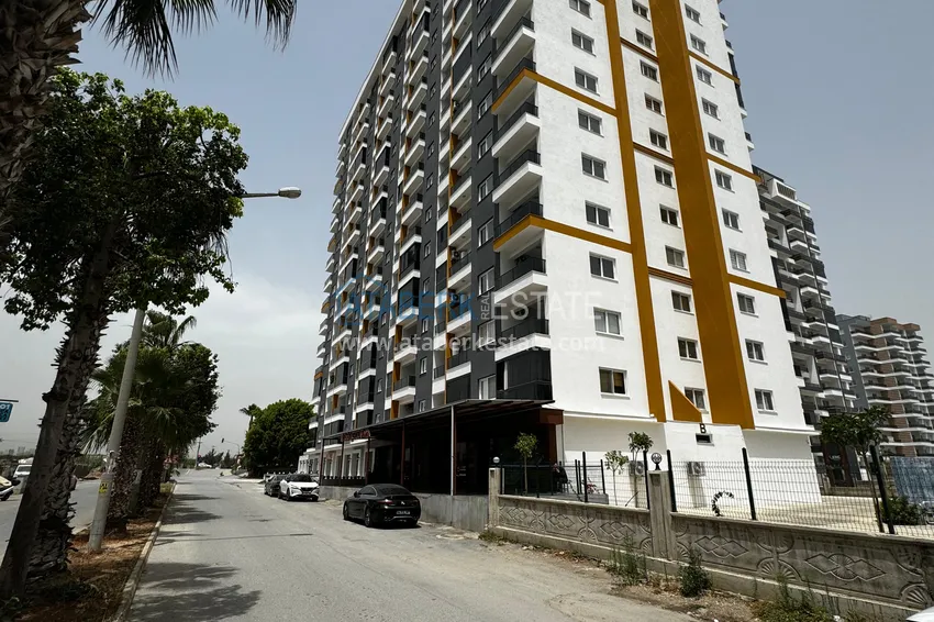 Apartament z jedną sypialnią z pięknym wykończeniem i widokiem na góry w dzielnicy Tomyuk, Mersin. Rata jest możliwa 1 
