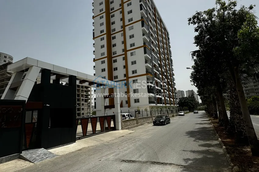 Apartament z jedną sypialnią z pięknym wykończeniem i widokiem na góry w dzielnicy Tomyuk, Mersin. Rata jest możliwa 2 