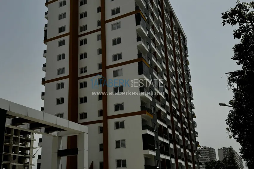 Apartament z jedną sypialnią z pięknym wykończeniem i widokiem na góry w dzielnicy Tomyuk, Mersin. Rata jest możliwa 3 