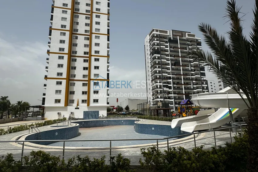 Apartament z jedną sypialnią z pięknym wykończeniem i widokiem na góry w dzielnicy Tomyuk, Mersin. Rata jest możliwa 4 