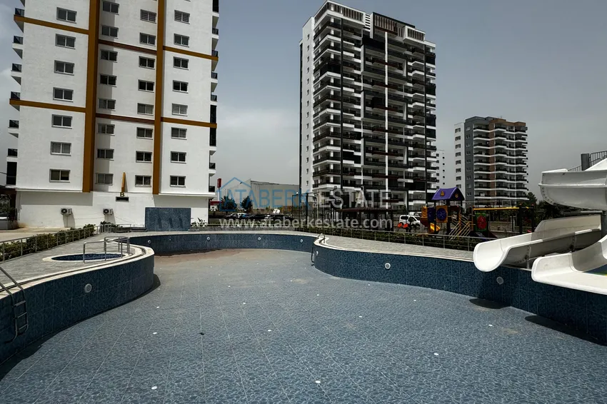 Apartament z jedną sypialnią z pięknym wykończeniem i widokiem na góry w dzielnicy Tomyuk, Mersin. Rata jest możliwa 5 