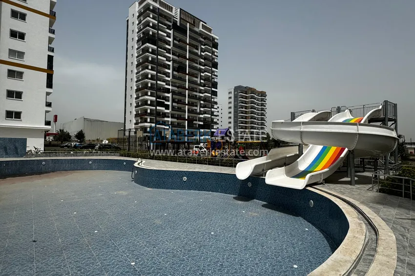 Apartament z jedną sypialnią z pięknym wykończeniem i widokiem na góry w dzielnicy Tomyuk, Mersin. Rata jest możliwa 6 
