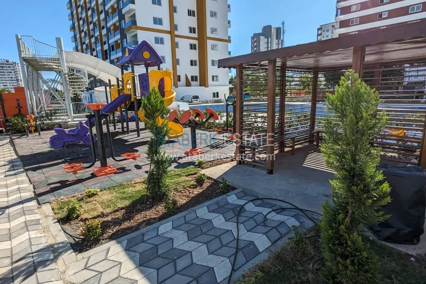 Apartament z jedną sypialnią z pięknym wykończeniem i widokiem na góry w dzielnicy Tomyuk, Mersin. Rata jest możliwa 8 