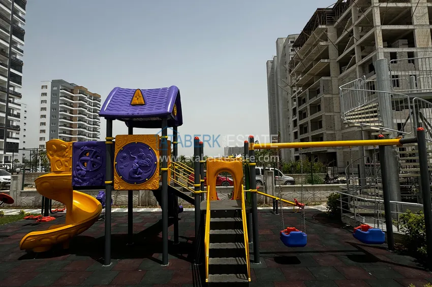Apartament z jedną sypialnią z pięknym wykończeniem i widokiem na góry w dzielnicy Tomyuk, Mersin. Rata jest możliwa 10 