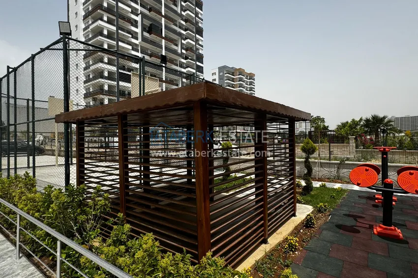 Apartament z jedną sypialnią z pięknym wykończeniem i widokiem na góry w dzielnicy Tomyuk, Mersin. Rata jest możliwa 11 