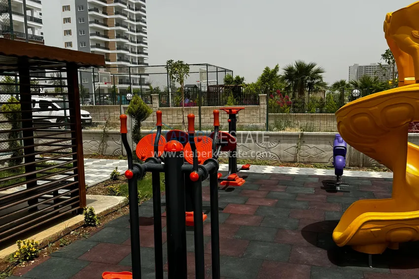 Apartament z jedną sypialnią z pięknym wykończeniem i widokiem na góry w dzielnicy Tomyuk, Mersin. Rata jest możliwa 13 