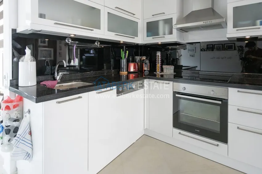 Kupuj  Umeblowany apartament z widokiem na morze i przeszklonym balkonem - pierwszy apartament nadmorski, dzielnica Oba 4 
