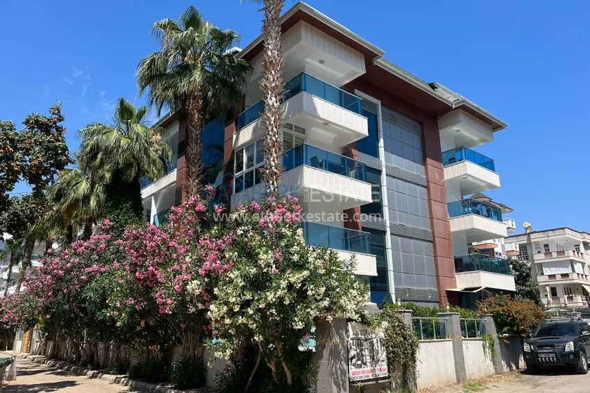Apartament 1+1 z meblami i przeszklonym balkonem w centrum Alanyi — Plaża Kleopatra 1 