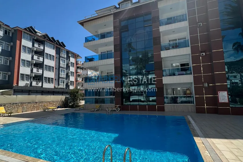 Apartament 1+1 z meblami i przeszklonym balkonem w centrum Alanyi — Plaża Kleopatra 3 