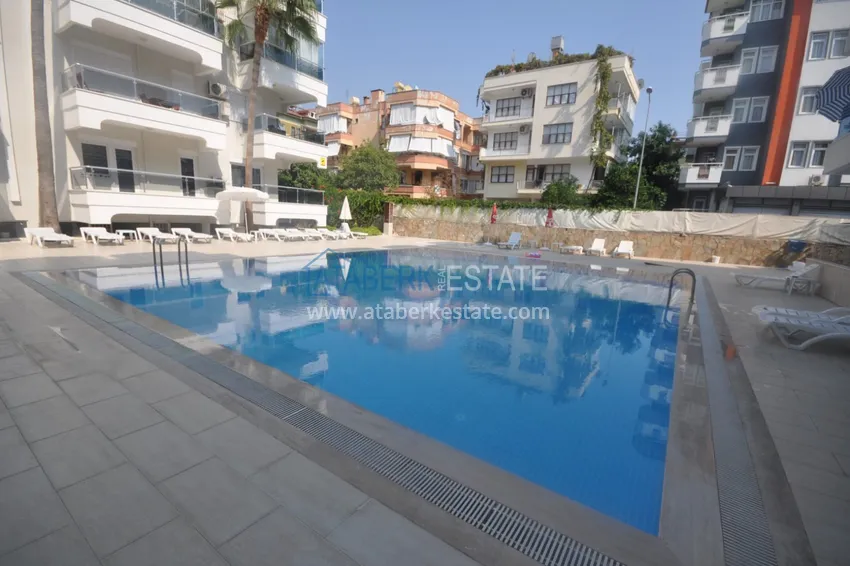 Apartament 1+1 z meblami i przeszklonym balkonem w centrum Alanyi — Plaża Kleopatra 4 