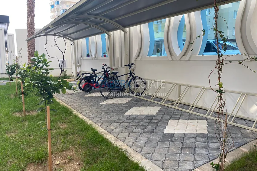 Umeblowane mieszkanie w Mahmutlar z przeszklonym balkonem w kompleksie premium 11 