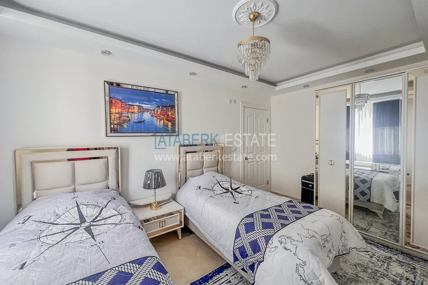 Apartament z dwiema sypialniami z nowymi meblami i przeszklonym balkonem w Mahmutlar 5 