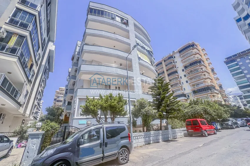 Apartament z dwiema sypialniami z nowymi meblami i przeszklonym balkonem w Mahmutlar 1 