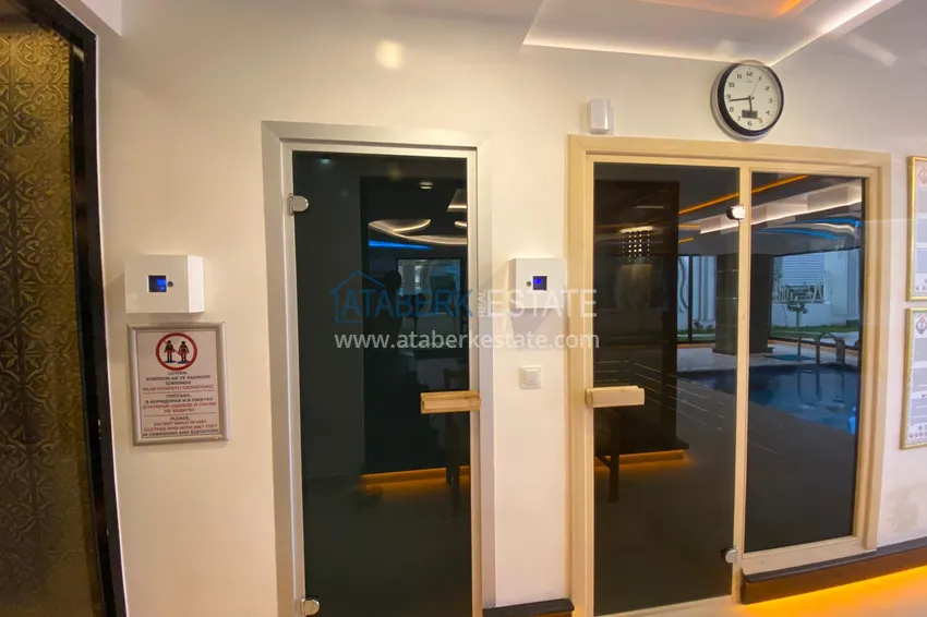 Umeblowane mieszkanie w Mahmutlar z przeszklonym balkonem w kompleksie premium 20 