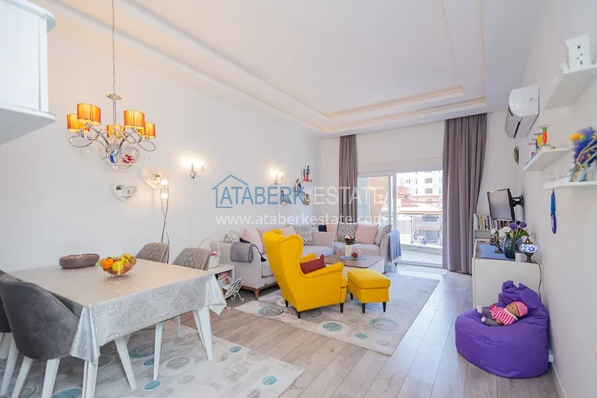Kupuj  Nieruchomość na zezwolenie na pobyt. Umeblowany apartament z oddzielną kuchnią - centrum Alanya, dzielnica Kleopatra 3 