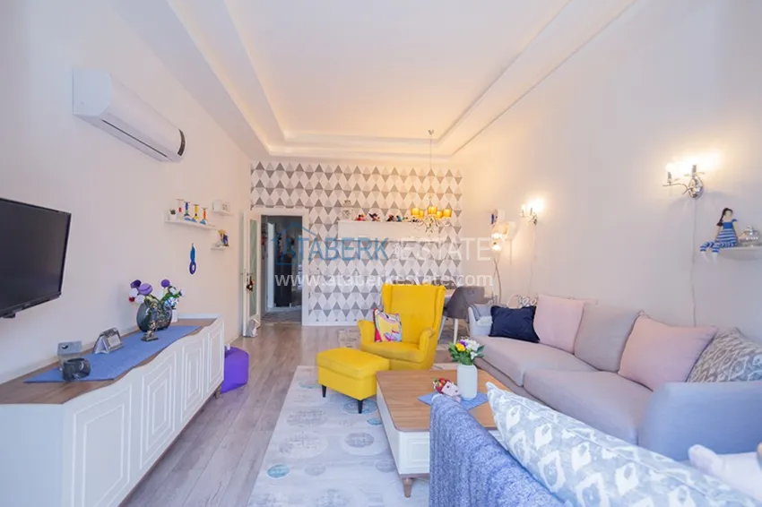 Kupuj  Nieruchomość na zezwolenie na pobyt. Umeblowany apartament z oddzielną kuchnią - centrum Alanya, dzielnica Kleopatra 4 