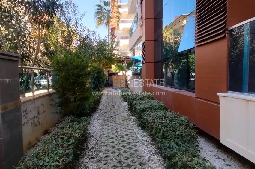 Apartament 1+1 z meblami i przeszklonym balkonem w centrum Alanyi — Plaża Kleopatra 8 