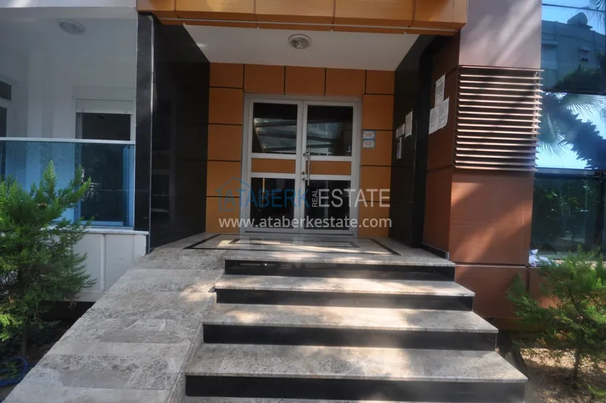 Apartament 1+1 z meblami i przeszklonym balkonem w centrum Alanyi — Plaża Kleopatra 9 