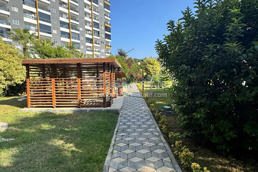 Dwupokojowe mieszkanie z meblami i przeszklonym balkonem w Mersin - Tomyuk 5 
