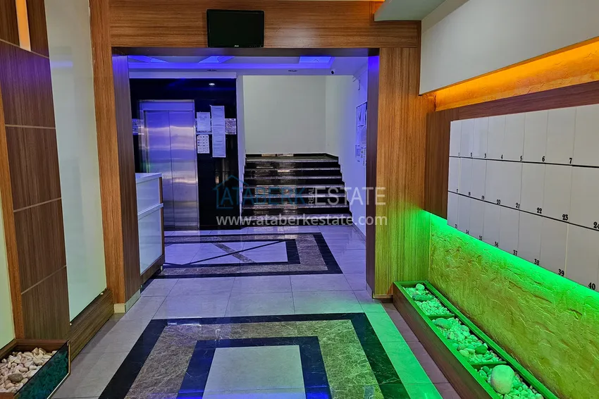 Apartament 1+1 z meblami i przeszklonym balkonem w centrum Alanyi — Plaża Kleopatra 10 