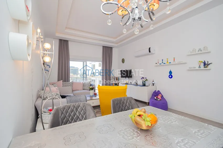 Kupuj  Nieruchomość na zezwolenie na pobyt. Umeblowany apartament z oddzielną kuchnią - centrum Alanya, dzielnica Kleopatra 6 