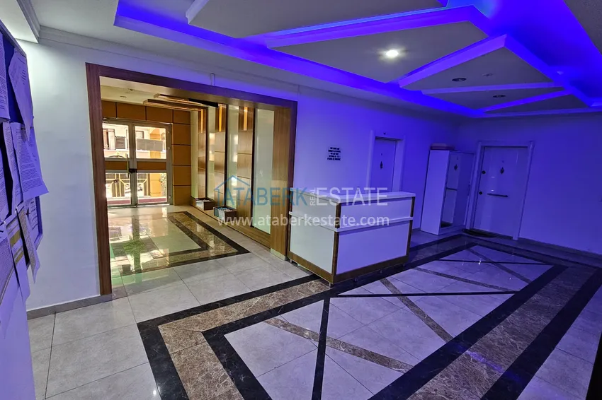 Apartament 1+1 z meblami i przeszklonym balkonem w centrum Alanyi — Plaża Kleopatra 12 