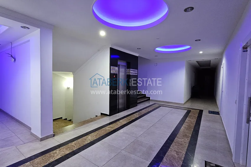 Apartament 1+1 z meblami i przeszklonym balkonem w centrum Alanyi — Plaża Kleopatra 13 