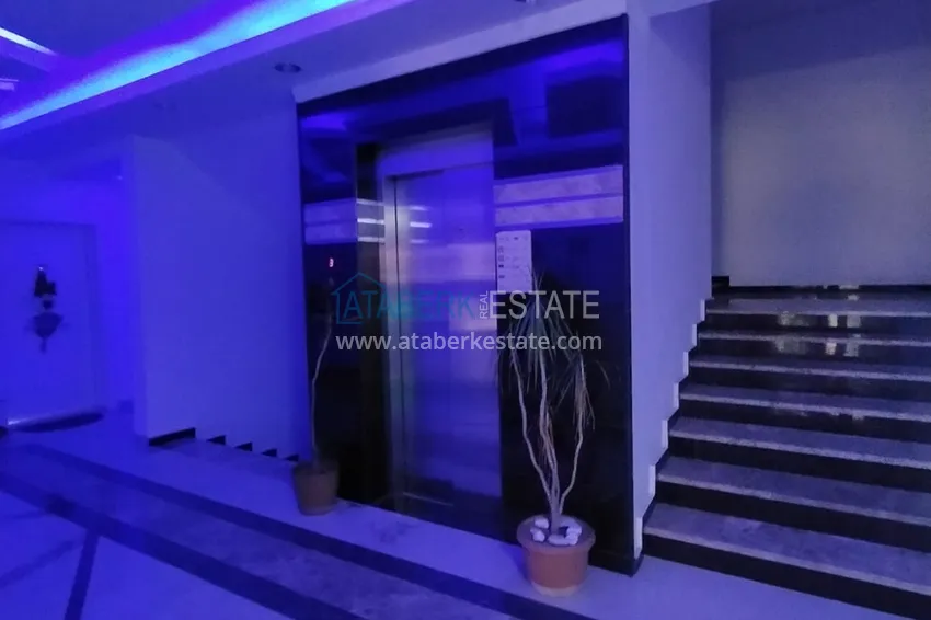 Apartament 1+1 z meblami i przeszklonym balkonem w centrum Alanyi — Plaża Kleopatra 14 