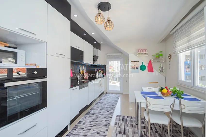 Kupuj  Nieruchomość na zezwolenie na pobyt. Umeblowany apartament z oddzielną kuchnią - centrum Alanya, dzielnica Kleopatra 7 