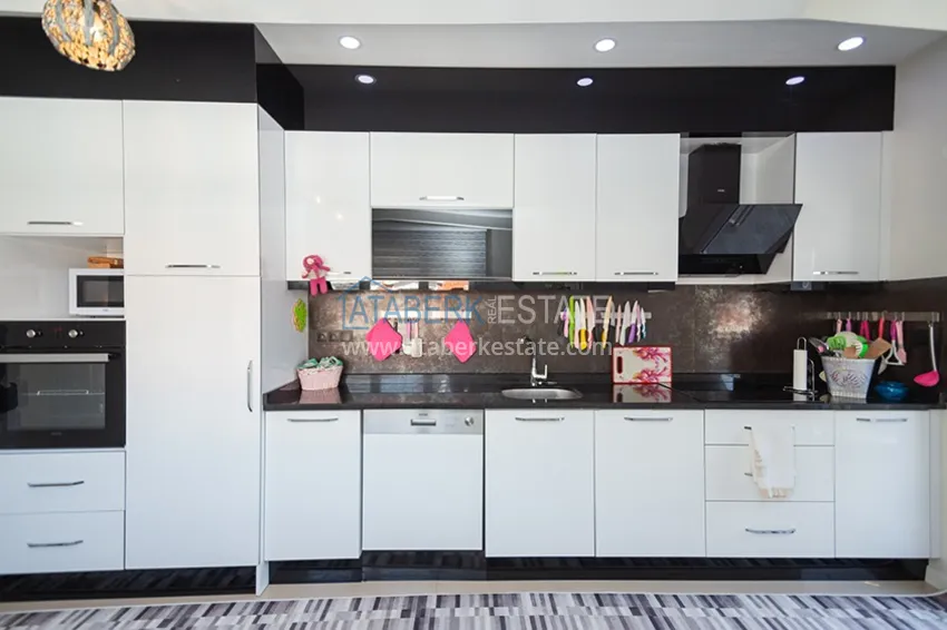 Kupuj  Nieruchomość na zezwolenie na pobyt. Umeblowany apartament z oddzielną kuchnią - centrum Alanya, dzielnica Kleopatra 8 