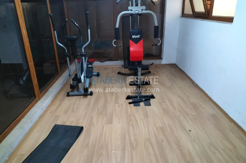 Apartament 1+1 z meblami i przeszklonym balkonem w centrum Alanyi — Plaża Kleopatra 17 