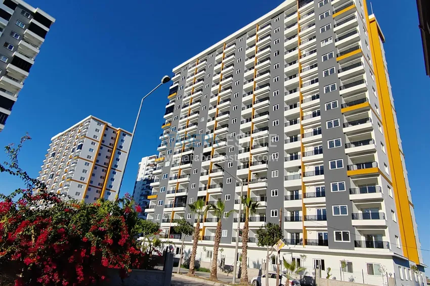 Jednopokojowy apartament z nowymi meblami, oddzielną kuchnią i 2 balkonami w Mersin, Tomyuk  1 
