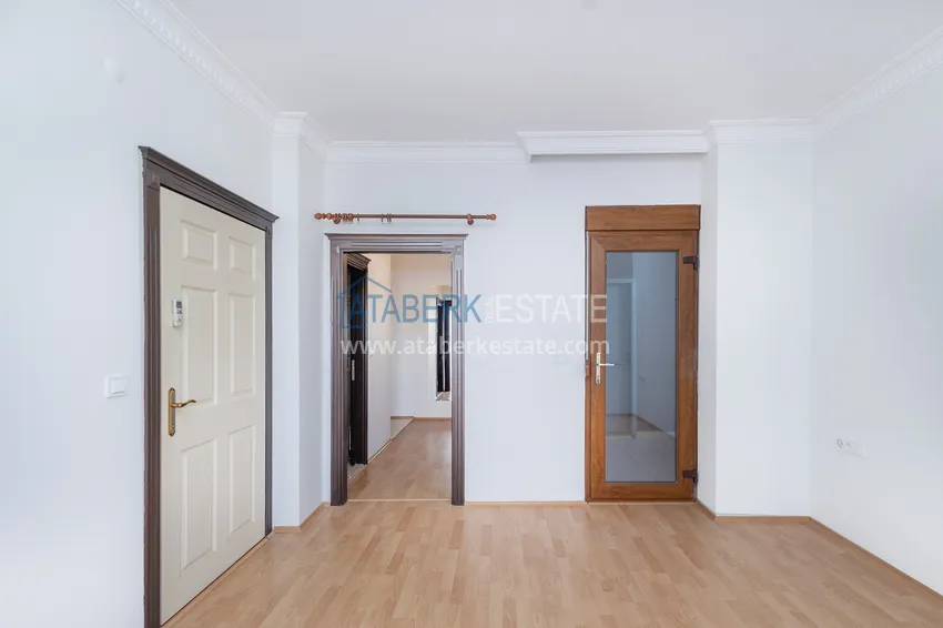 Kupuj  Jednopoziomowy apartament 4+1 z oddzielną kuchnią w centrum Alanyi, plaża Kleopatra  11 