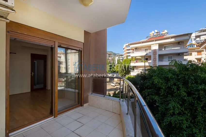Kupuj  Jednopoziomowy apartament 4+1 z oddzielną kuchnią w centrum Alanyi, plaża Kleopatra  13 