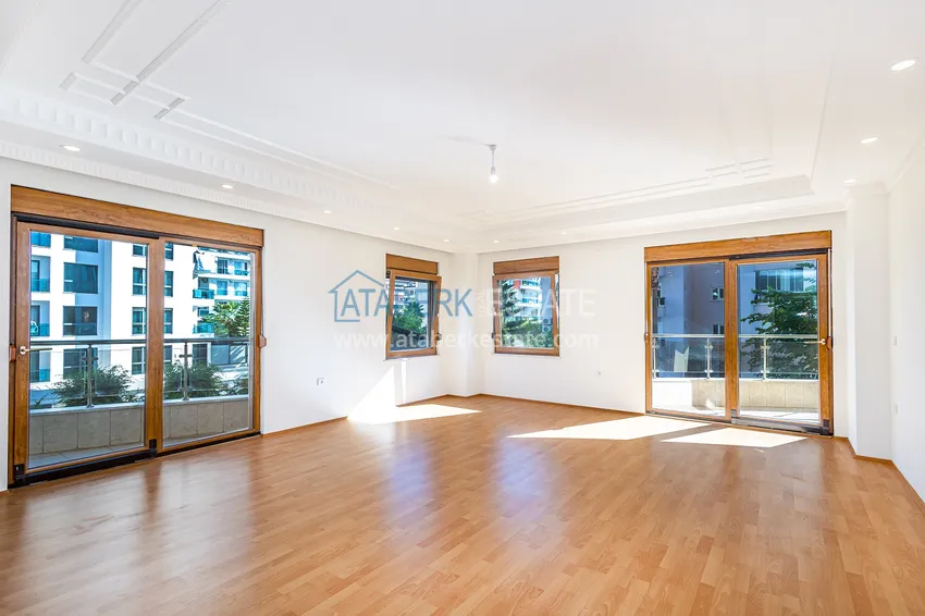 Kupuj  Jednopoziomowy apartament 4+1 z oddzielną kuchnią w centrum Alanyi, plaża Kleopatra  2 