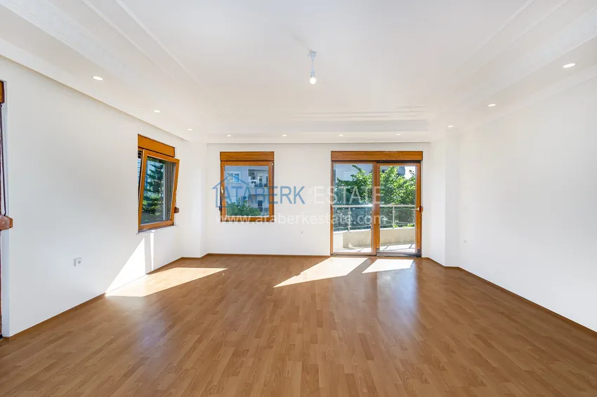 Kupuj  Jednopoziomowy apartament 4+1 z oddzielną kuchnią w centrum Alanyi, plaża Kleopatra  3 
