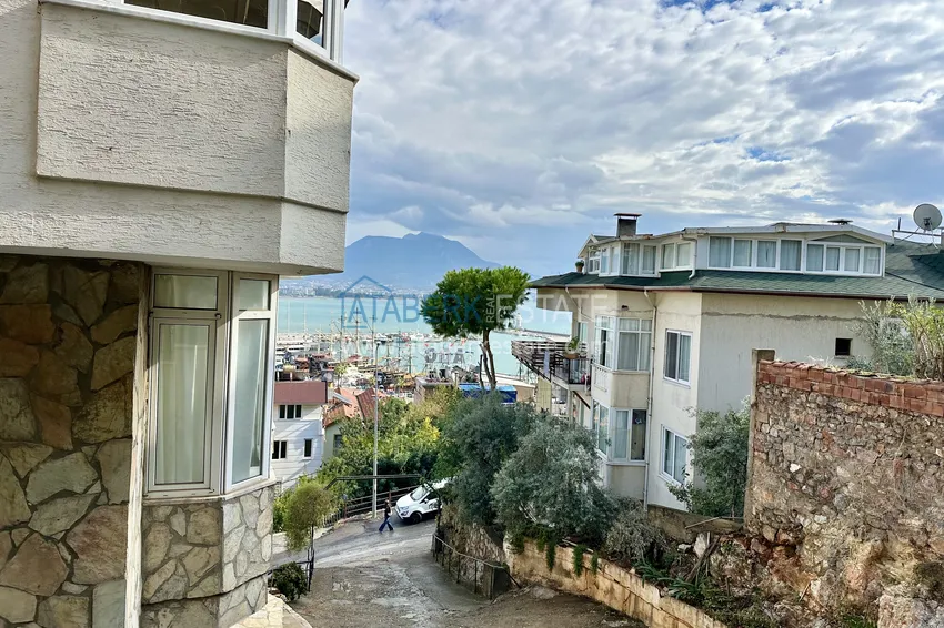 Apartament 1+1 z meblami, widokiem na morze i przystań w dzielnicy Alanya — Kale 1 