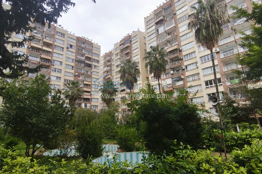 PILNA SPRZEDAŻ: W pełni odnowiony apartament z dwiema sypialniami w dzielnicy Menderes, Mezitli 1 