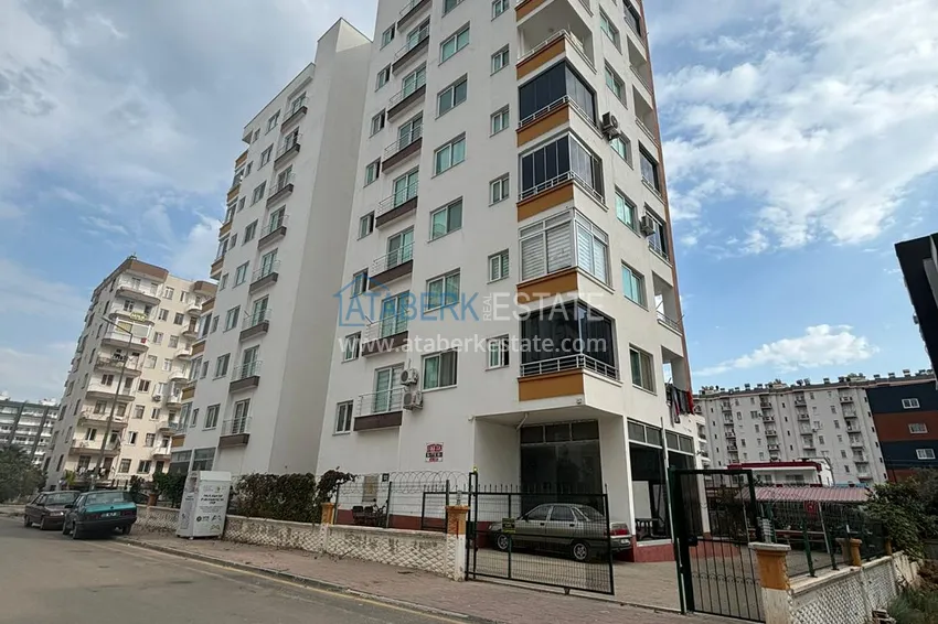 Apartament z dwiema sypialniami i przeszklonym balkonem w Mersin, dzielnica Tomyuk 1 